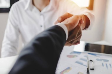 Ortaklık. Şirket ofisi, iş görüşmesi, yatırımcı, başarı, müzakere, ortaklık, ekip çalışması, finansal kavram toplantı odasında iş imzalama sözleşmesi sonra el sallayarak iki iş insanları