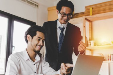 İş eğitimi. Genç stajyer adam çırak öğrenme, ev ofisi, danışman, staj, pratik, iş stajyer kavramı dizüstü bilgisayar üzerinde çalışan yeni yönetici patron Mentor öğretim online iş