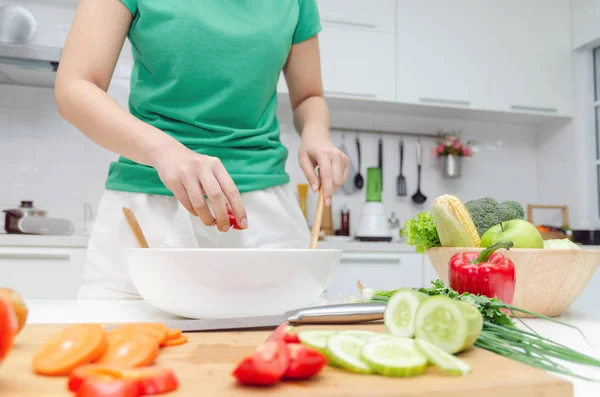 Dieta Tânără Femeie Drăguță Cămașă Verde Picioare Pregătirea Salată Legume — Fotografie, imagine de stoc