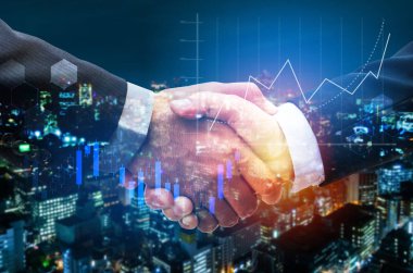 Forex ticaret ve gece cityscape arka plan, dijital teknoloji, internet iletişimi, takım çalışması, ortaklık kavramı için borsa yatırım ticaret grafik grafik ile iş adamı el sıkışma