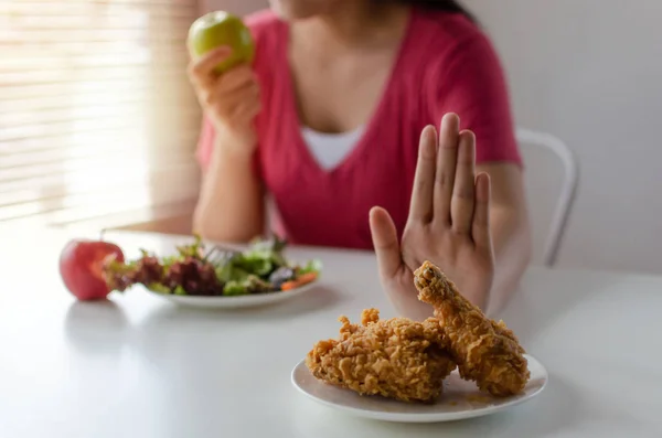 Dieet Jonge Mooie Vrouw Weiger Gebakken Kip Junk Food Ongezond — Stockfoto