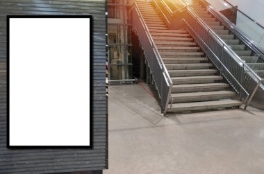 Modern mağaza alışveriş merkezi, ticari ve pazarlama konsepti merdivenlerin önünde kısa mesaj veya medya içeriği için dikey boş vitrin Billboard veya reklam ışık kutusu
