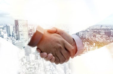 Ortaklık. gündoğumu ve Cityscape arka plan, yatırım, ortaklık, ekip çalışması kavramı sırasında başarılı toplantı anlaşması için partner ile yatırımcı iş adamı el sıkışması çift pozlama görüntü
