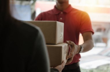 akıllı eve teslim hizmeti adam kırmızı üniforma alıcı ve genç kadın müşteri evde kurye den parsel posta kutusu kabul parsel kutuları teslim, ekspres teslimat ve online alışveriş konsepti