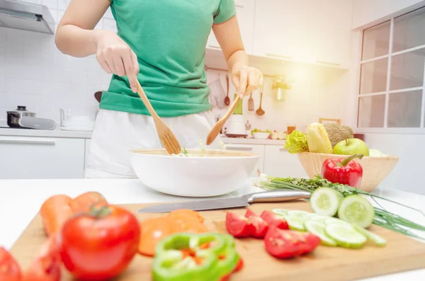 Dieta Tânără Femeie Drăguță Cămașă Verde Picioare Pregătirea Salată Legume — Fotografie, imagine de stoc