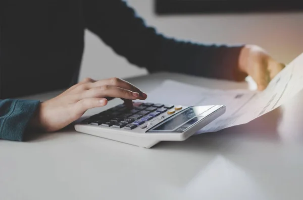 Hand Der Jungen Frau Mit Taschenrechner Für Die Analyse Und — Stockfoto