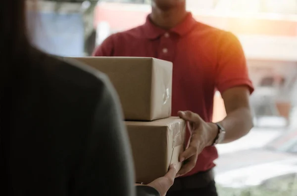 Smart Home Delivery Service Mann Roter Uniform Übergibt Paketkästen Empfänger — Stockfoto