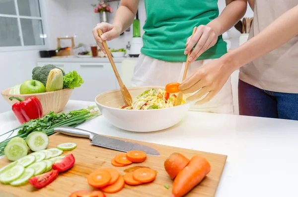 Dieta Două Tinere Destul Femeie Cămașă Verde Picioare Pregătirea Salată — Fotografie, imagine de stoc