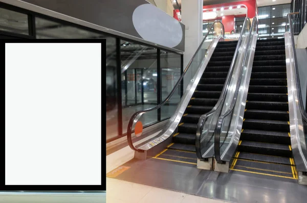 现代百货商场自动扶梯前的空白展示广告牌或广告灯箱 用于您的短信或媒体内容 商业和营销理念 — 图库照片