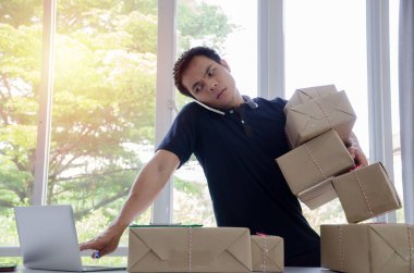 yakışıklı genç Asyalı teslimatçı mutlu müşteri ve birçok ambalaj koli kutusu ev ofis, küçük işletme sahibi, kargo, posta ve nakliye kavramı içinde hareket eden telefon ile kaldırma yeni sipariş sonrası