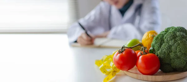 Banner Panoramico Concentrarsi Verdure Fresche Frutta Con Nutrizionista Medico Femminile — Foto Stock