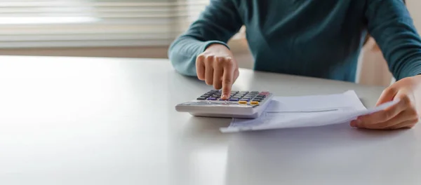 Pancarta Panorámica Mano Mujer Joven Que Utiliza Calculadora Para Calcular —  Fotos de Stock