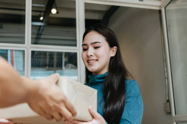 Glückliche Junge Asiatische Kundin Lächelnd Paketpostfach Von Zustelldienst Mann Hause — Stockfoto