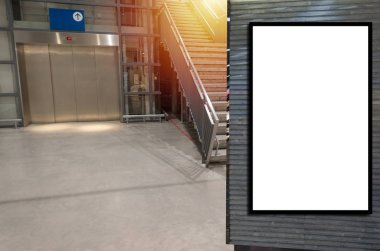 mağaza alışveriş merkezi, ticari, pazarlama konsepti asansör ve merdiven yolu önünde metin mesajı veya medya içeriği için dikey boş vitrin billboard veya reklam ışık kutusu
