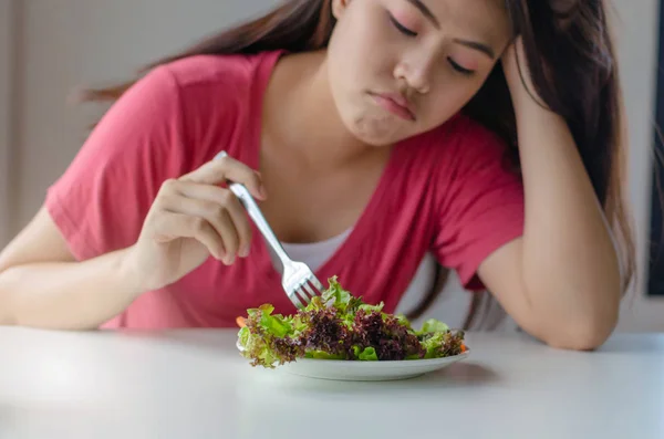 Dieta Asiatice Tinere Destul Femeie Plictisit Emoție Refuză Mănânce Salată — Fotografie, imagine de stoc