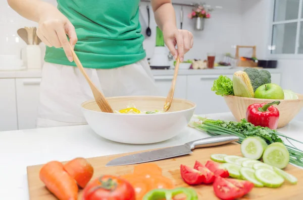 Dieta Tânără Femeie Drăguță Cămașă Verde Picioare Pregătirea Salată Legume — Fotografie, imagine de stoc