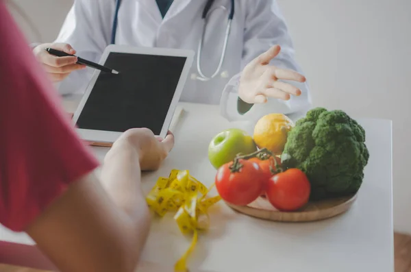 Nutricionista Amigable Médico Femenino Médico Usando Tableta Hablando Sobre Plan — Foto de Stock