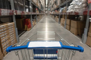 mağaza alışveriş merkezi arka plan, süpermarket, toptan ve kargo depo operasyon konsepti raflarda ürün ile depo iç bulanık görünümü ile mavi alışveriş sepeti