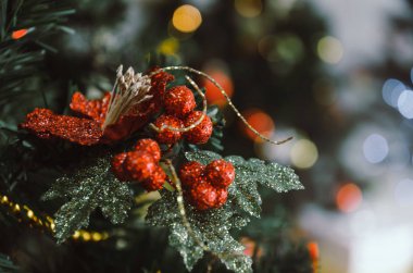 Mutlu Noeller. bokeh ışık arka plan, tatil aile, mutlu yeni yıl ve mutlu noel festivali konsepti, vintage renk tonu etkisi ile noel ağacında asılı kırmızı renk dekore topu kadar yakın