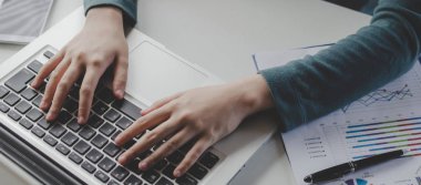 Web Banner. evde ofis, arama web, sosyal ağ, online, finans, yatırım ve dijital teknoloji kavramı üzerinde masa üzerinde çalışan dizüstü bilgisayar ve belge ile çalışan genç kadın klavye üzerinde el