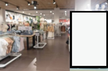 alışveriş merkezi, ticari, pazarlama konsepti vitrin bulanık görüntü popüler kadın moda giyim mağazası vitrin ile metin mesajı veya medya içeriği için reklam ışık kutusu veya boş vitrin billboard