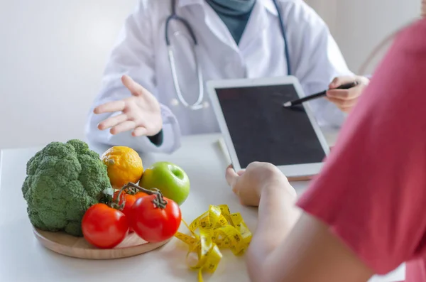 Medico Femminile Nutrizionista Amichevole Medico Utilizzando Tablet Mobile Parlando Piano — Foto Stock