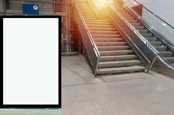 現代のデパートショッピングモール 商業およびマーケティングの概念の階段の前であなたのテキストメッセージやメディアコンテンツのための垂直ブランクショーケースの看板や広告ライトボックス — ストック写真