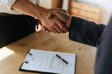 Ortaklık. Şirket ofisi, iş görüşmesi, yatırımcı, başarı, müzakere, ortaklık, ekip çalışması, finansal kavram toplantı odasında iş imzalama sözleşmesi sonra el sallayarak iki iş insanları