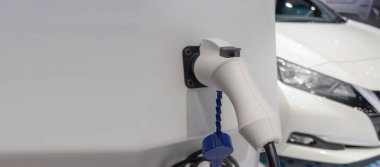 web sitesi afiş. Ev Tech. gelecek için elektrikli araç akü şarj ı için güç kaynağı bağlantı istasyonu, elektrikli otomobil, teknoloji taşıma sanayi, güç tasarrufu, küresel ısınma, otomobil konsepti