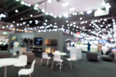 alışveriş merkezi veya halka açık etkinlik sergi salonundaki etkinlik salonundan resepsiyon alanının soyut bulanık görüntüsü, uluslararası motor show sergisi, iş sözleşmesi gösterisi ve iş fuarı konsepti
