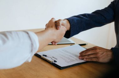 Ortaklık. Şirket ofisi, iş görüşmesi, yatırımcı, başarı, müzakere, ortaklık, ekip çalışması, finansal kavram toplantı odasında iş imzalama sözleşmesi sonra el sallayarak iki iş insanları