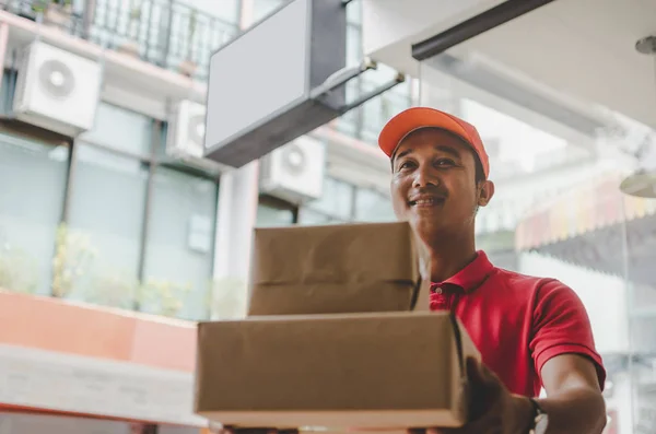 Aziatische Young Delivery Service Man Rood Uniform Verzenden Pakket Brievenbus — Stockfoto