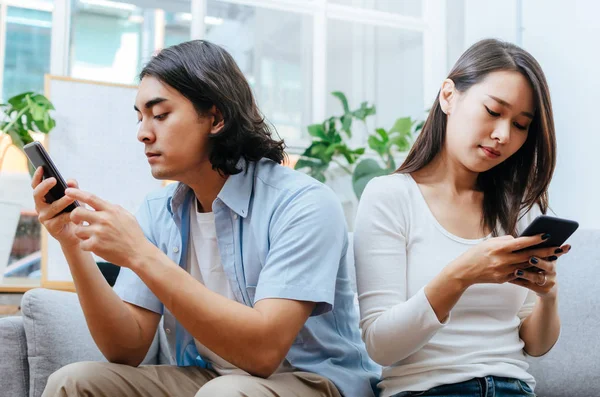 Asiático Jovem Casal Homem Mulher Absorvido Focado Telefone Celular Sentado — Fotografia de Stock