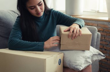 Web Banner. evde ofis, arama web, sosyal ağ, online, finans, yatırım ve dijital teknoloji kavramı üzerinde masa üzerinde çalışan dizüstü bilgisayar ve belge ile çalışan genç kadın klavye üzerinde el