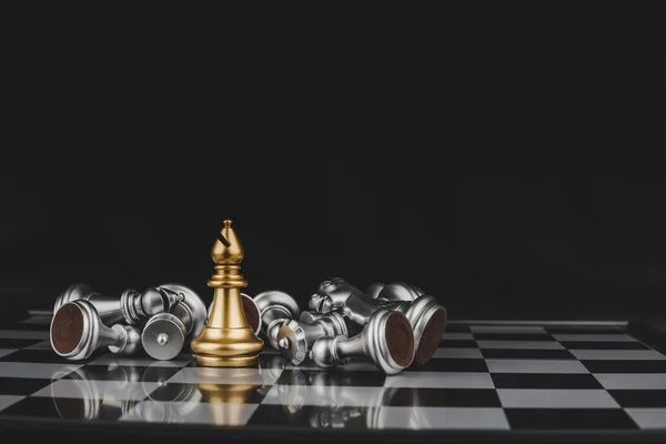 Batalha de peças de xadrez de peão, xadrez de ouro e prata em um