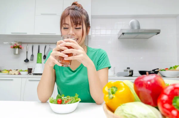 漂亮的亚洲女人 体形苗条 身穿绿色衬衫 喝自制的脱毒果汁 还有新鲜蔬菜沙拉 生活方式 健康饮食 果汁和饮酒观念 — 图库照片