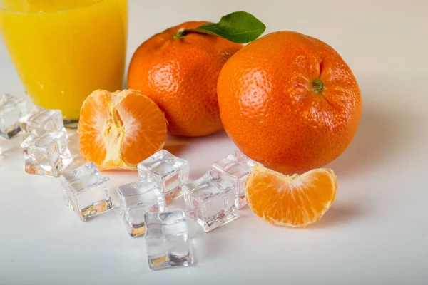  Bardak portakal suyu ve portakal beyaz izole