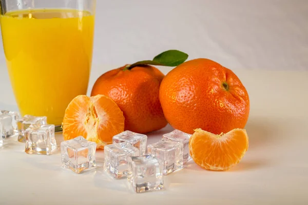  Bardak portakal suyu ve portakal beyaz izole