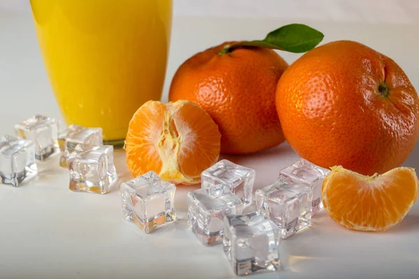  Bardak portakal suyu ve portakal beyaz izole