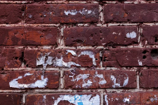 Reklam Kırıntıları Olan Kırmızı Tuğla Duvar — Stok fotoğraf