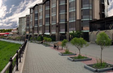 Yeşillik zengini bir taşra kasabasının gezinti alanı