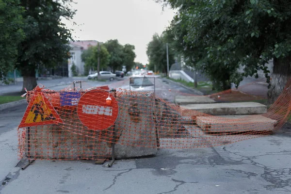 Beton bloklar ve yasak levhalarla kaplı yol