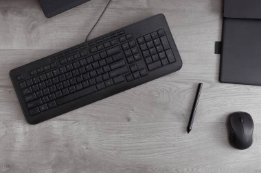 Ofis işyeri şık ve katı bir şekilde, yukarıdan açı, masanın üstünde fareler ve grafik tahtası, düz yatak.