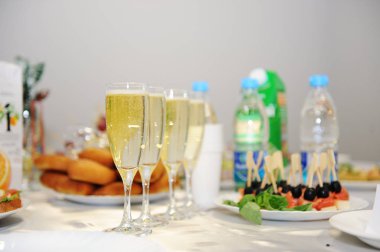 Tablo arka plan üzerinde şampanya bardağı