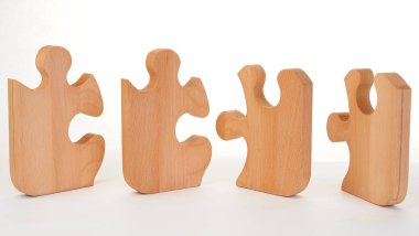 Beyaz arka plan üzerinde ahşap puzzle kurulu.