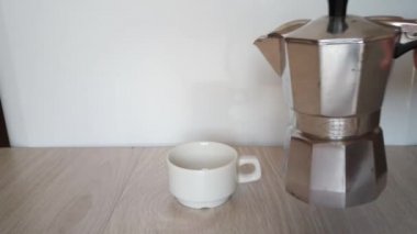 Moka pot ve dökme kahve. Moka yakın çekim içinde kaynar İtalyan espresso kahve