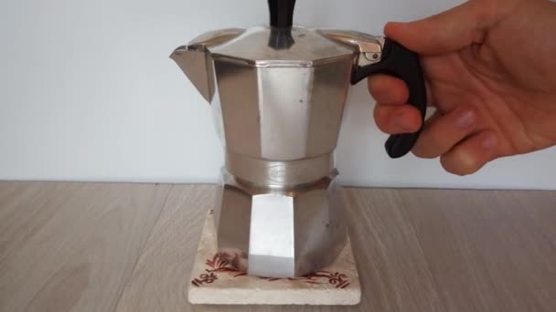 Moka pot brewing espresso italiano — Vídeo de stock