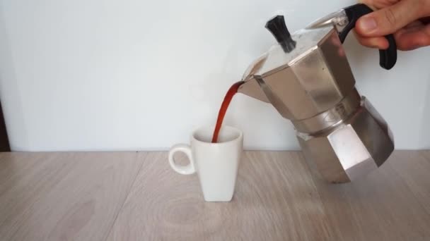 Mokka-Kanne und Kaffee einschenken — Stockvideo