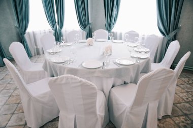 Bir restoranda yemek için Tablo ayarı