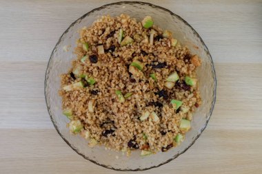 Kuru üzüm, elma, tarçın ve şekerle pişirilmiş bulgur. Tatlı bulgur lapası, vejetaryen yemeği..